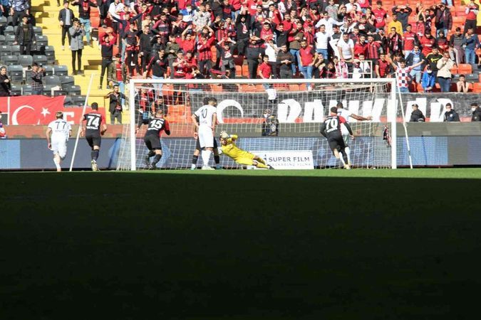 Foto Haber... Gaziantep FK 0-3 Adana Demirspor...Adana Demirspor 2. penaltısını kaçırdı...Adana Demirspor 3-0 Öne Geçti...Maç Sonucu: Gaziantep FK 0-3 Adana Demirspor